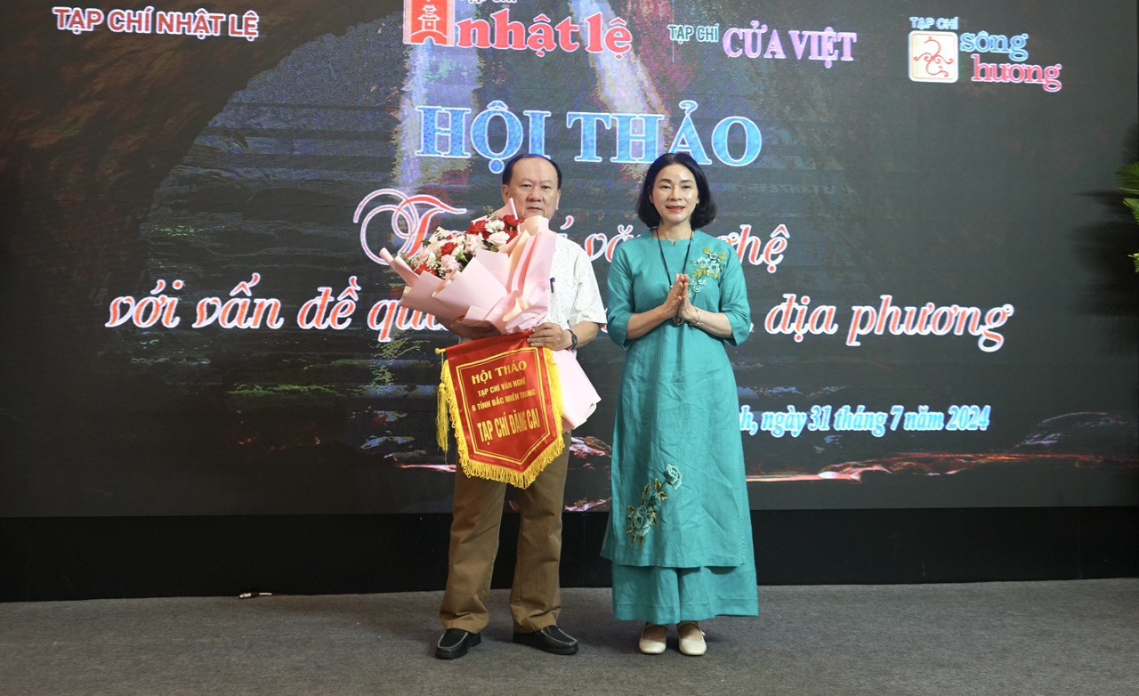 Tạp ch&iacute; Hồng Lĩnh nhận cờ đăng cai tổ chức Hội thảo tạp ch&iacute; văn nghệ 6 tỉnh Bắc miền Trung năm 2025 - Ảnh: C.N 